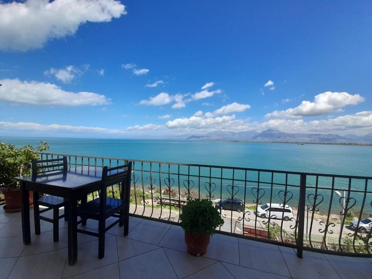 Pensión Lakefront House *