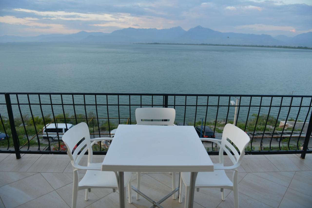 Lakefront House * Široka